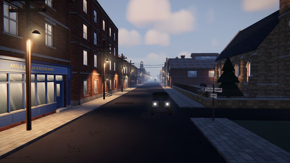 Main Street i Mill Street i skumringen, en bil kører op ad vejen